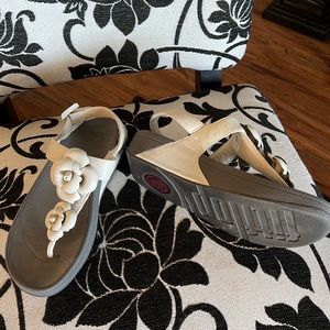 Fitflop size 9 Ivory sandals